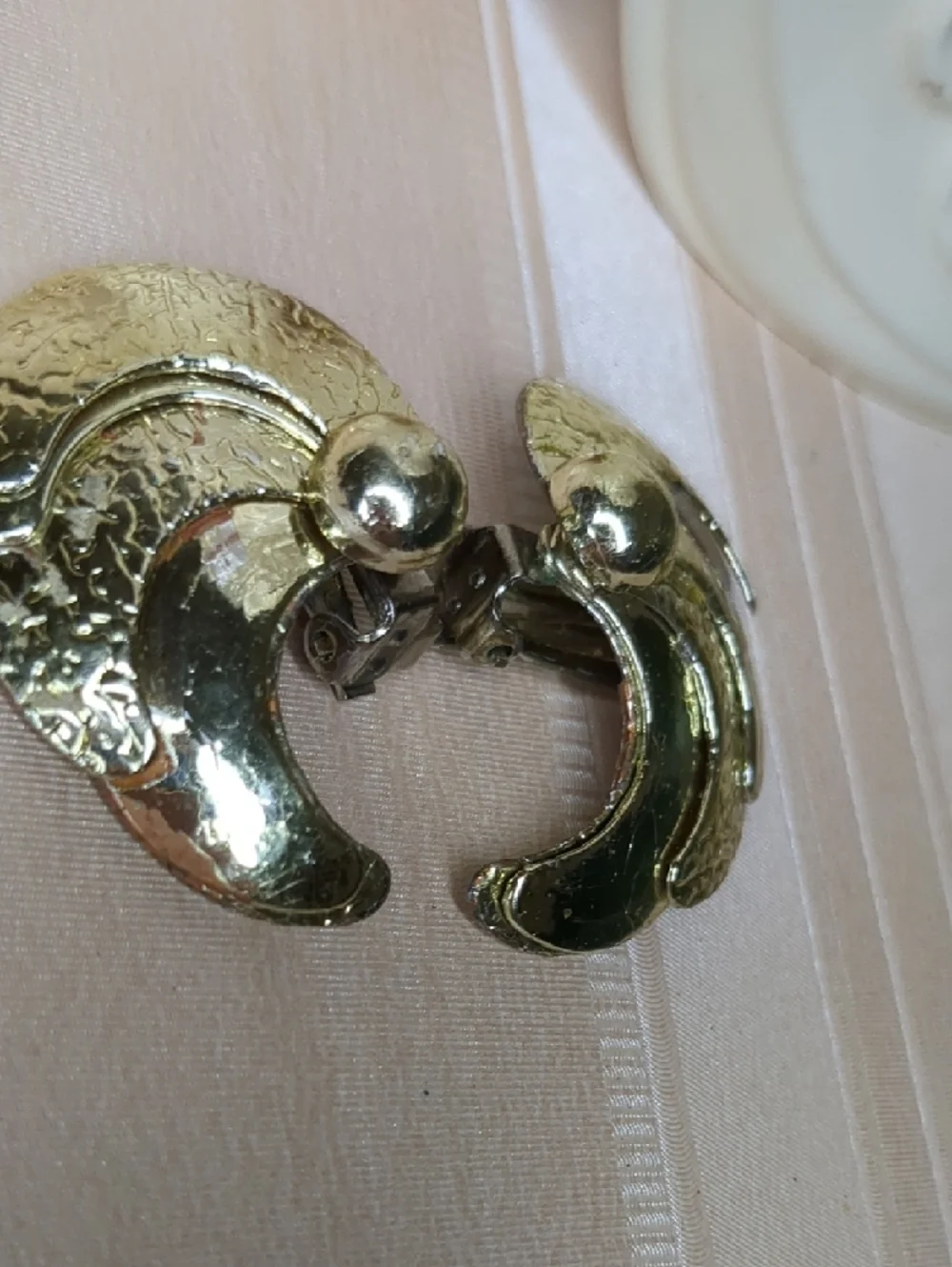 3/$15 Vintage 80s Gold Tone Fan Earrings Metal Sea Shell Style Clip-on